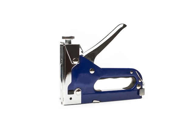 Uma arma grampeadora azul em um fundo branco com espaço de cópia