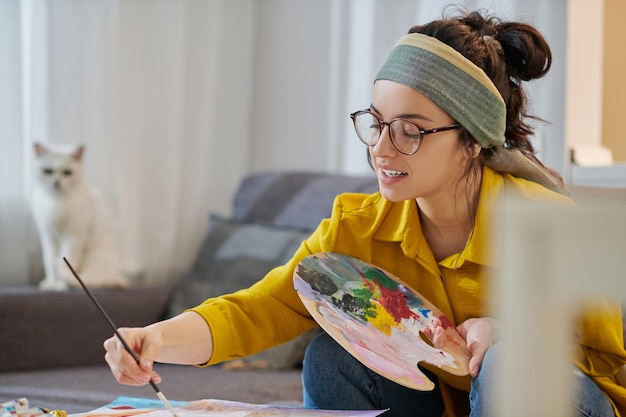 Uma artista feminina trabalhando no estúdio