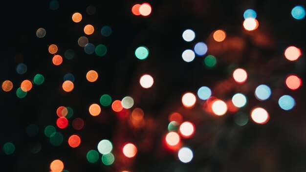 Foto uma árvore de natal com luzes ao fundo.