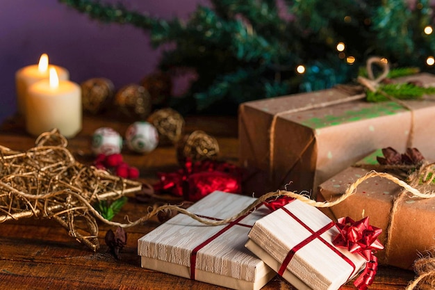 uma árvore de Natal com um presente embrulhado em uma caixa ao lado de uma caixa de presentes