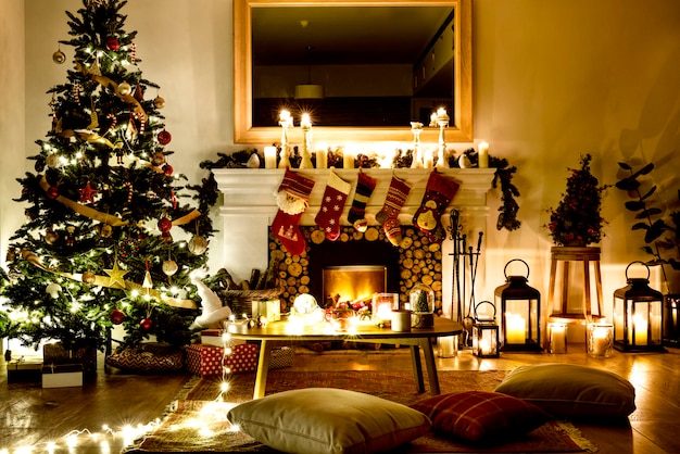 Uma árvore de Natal decorada na casa