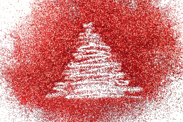 Uma árvore de Natal desenhada a dedo em um fundo de confete vermelho brilhante