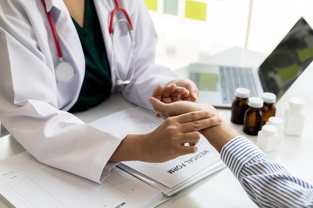 Uma atmosfera de sala de exames em um hospital onde médicos e pacientes estão examinando, diagnosticando e prescrevendo medicamentos para tratamento sintomático. O conceito de diagnóstico de doenças.