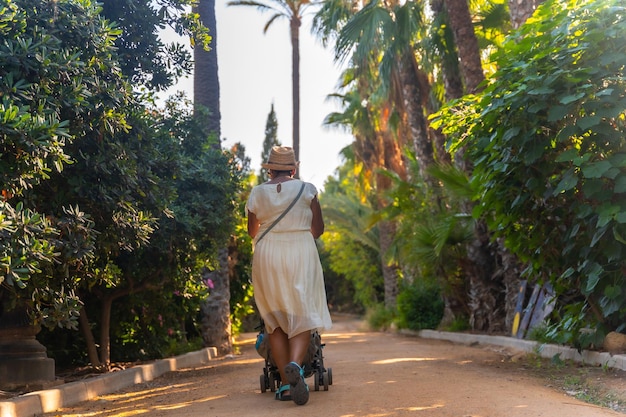 Uma avó caminhando com seu neto no parque el palmeral na cidade de alicante