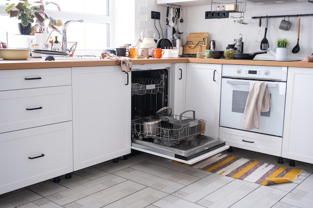 Uma bagunça na cozinha Pratos sujos na mesa coisas espalhadas condições insalubres A máquina de lavar louça está cheia a cozinha está desarrumada vida cotidiana