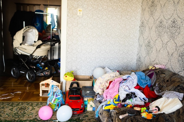 Foto uma bagunça no quarto muitas coisas estão espalhadas pelo apartamento a casa está no quarto