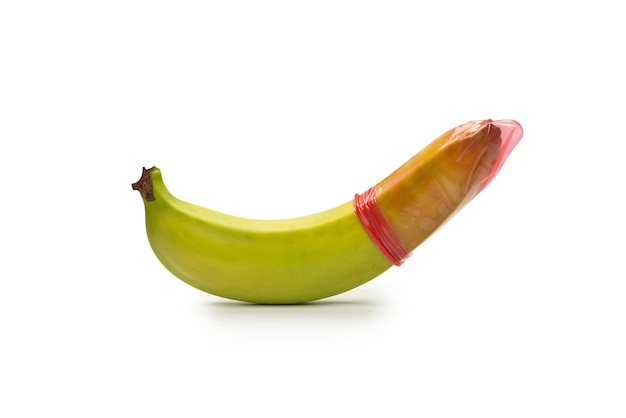 Foto uma banana com um preservativo isolado em um fundo branco