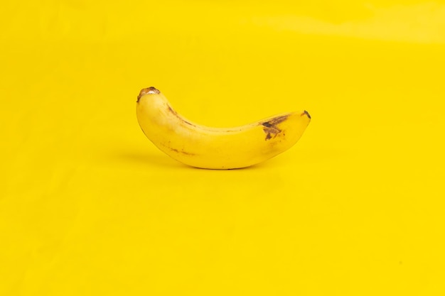 uma banana em fundo amarelo