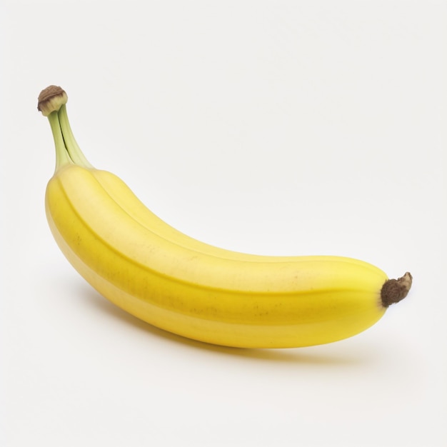 Uma banana está sobre uma superfície branca.