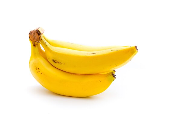 Uma banana madura amarela brilhante isolada de um branco