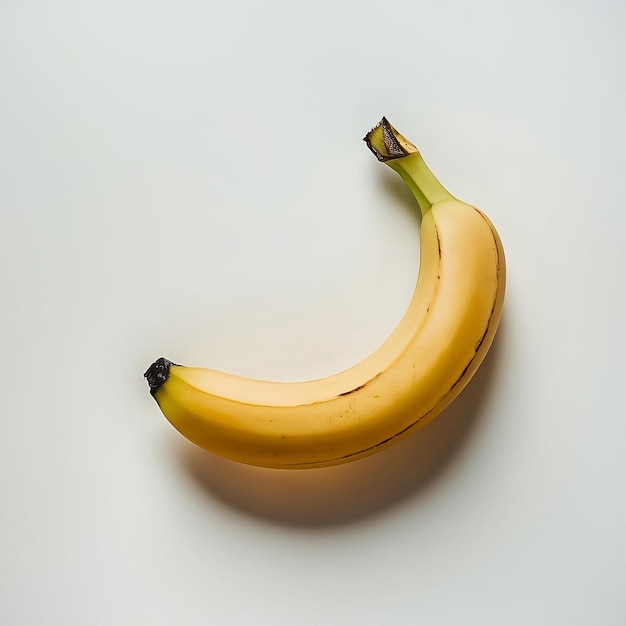 Foto uma banana que está sobre uma mesa