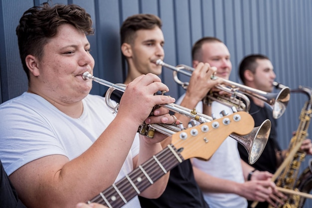 Uma banda jovem de música de rua toca muitos instrumentos musicais