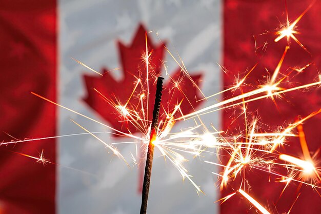 Uma bandeira canadense e estrelinhas com a bandeira canadense ao fundo