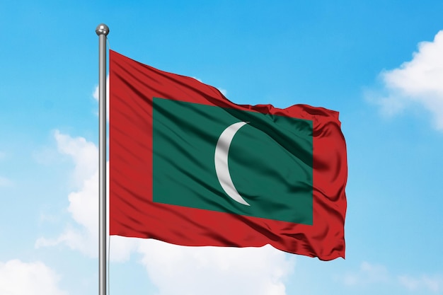 Uma bandeira das maldivas contra um céu azul