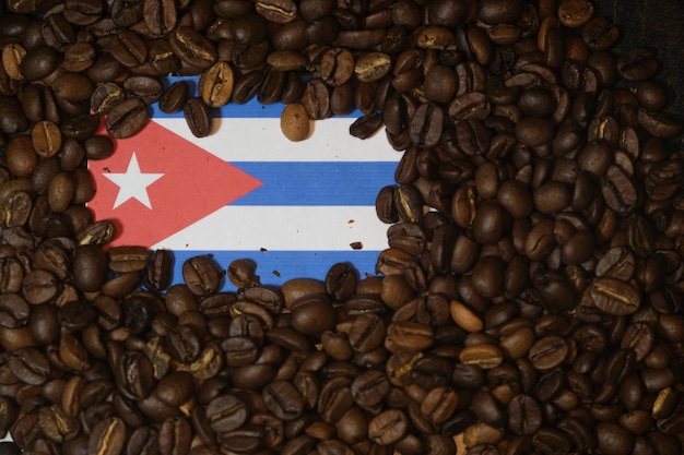 Uma bandeira de cuba fica entre grãos de café.