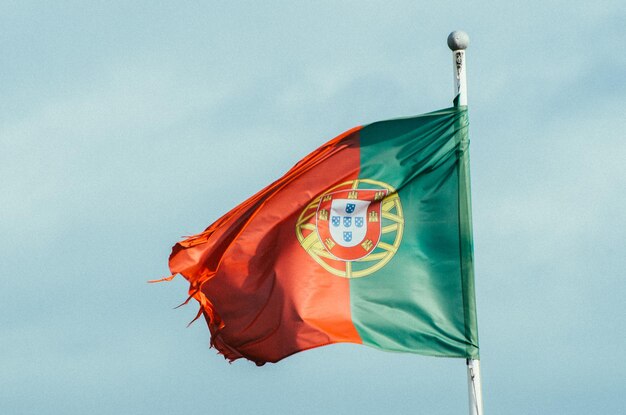 Uma bandeira de Portugal a voar no vento