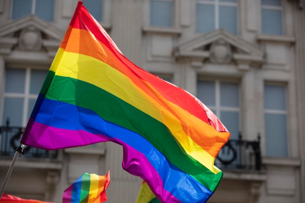 Uma bandeira do arco-íris do orgulho gay lgbt sendo acenada em um evento de celebração da comunidade do orgulho