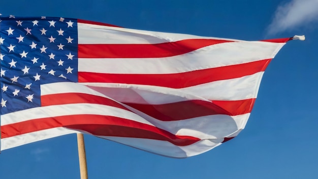 Uma bandeira dos Estados Unidos está a voar no céu.