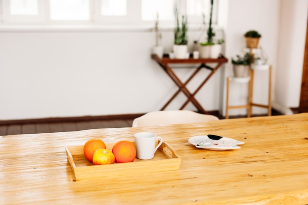 Uma bandeja com laranjas e maçãs, frutas e vitaminas para beber, cozinhar