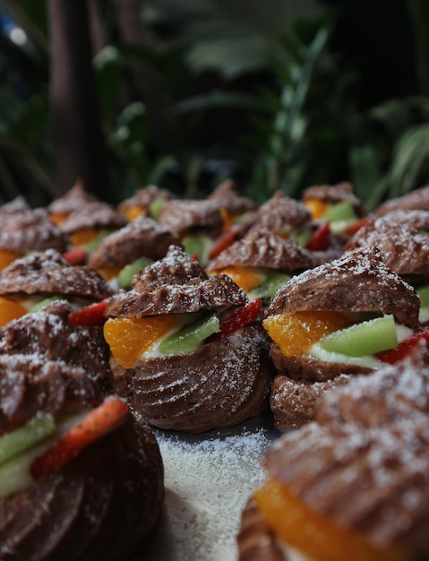 Uma bandeja de comida com um sanduíche de frutas