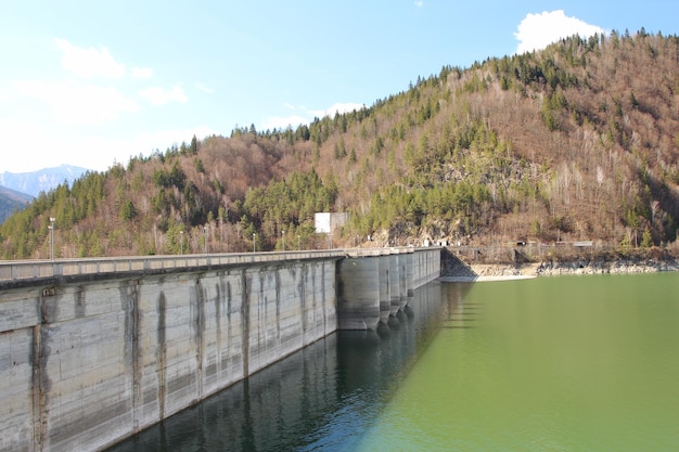 Uma barragem com um rio atravessando-a