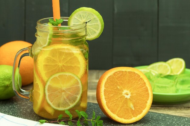 Uma bebida de água doce com infusão de limão e laranja