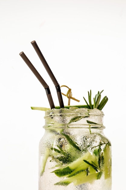 Uma bebida gelada de Mojito em Jar com um canudo na mesa