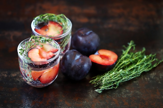 Uma bebida refrescante com água mineral de ameixa