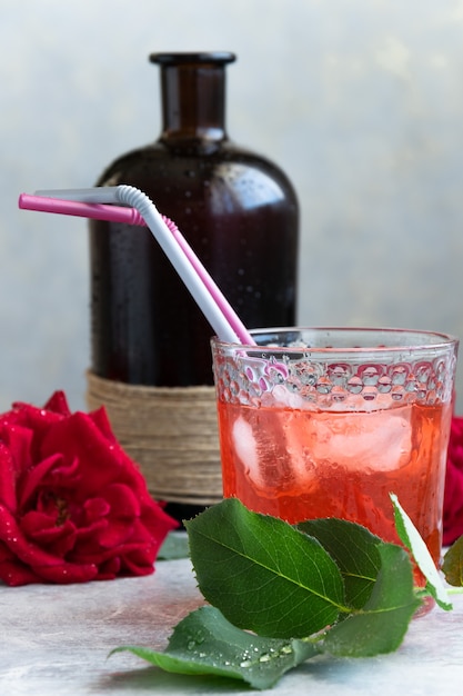 Uma bebida refrescante de rosas em um copo