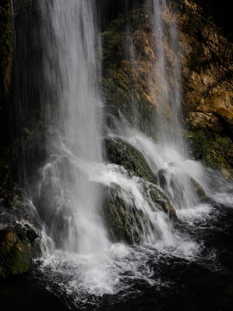 Foto uma bela cachoeira na floresta.