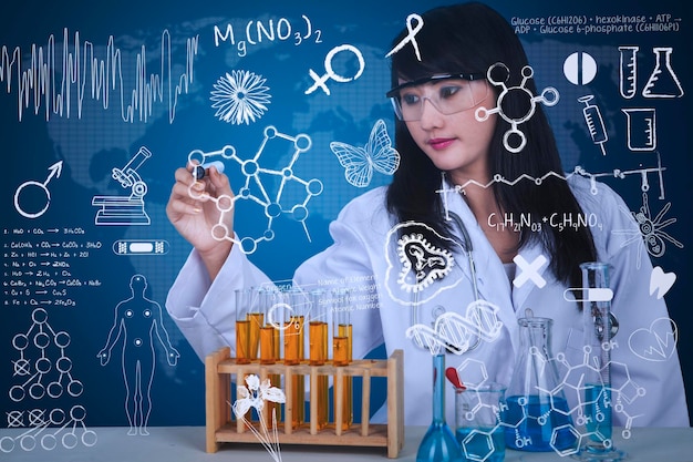 Uma bela cientista a desenhar uma fórmula no laboratório.