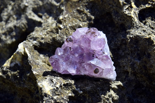 Uma bela drusa ametista está em uma pedra Uma emenda de cristais roxos de quartzo semiprecioso