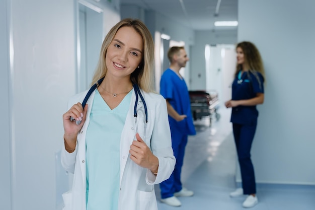 Uma bela enfermeira olha para a câmera dentro da clínica Equipe médica profissional do hospital