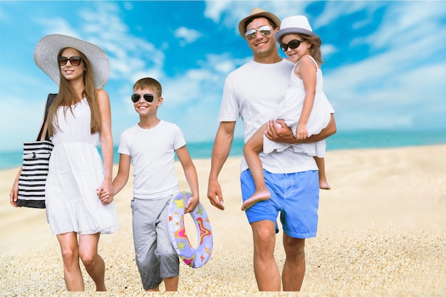 Foto uma bela família feliz em férias nas caraíbas.