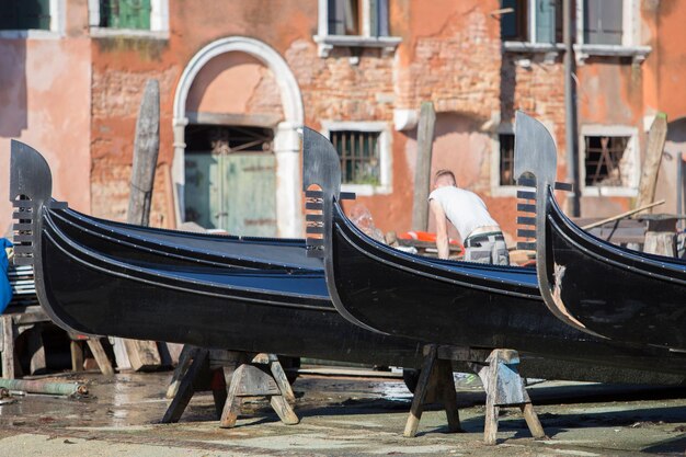 Foto uma bela foto de gôndolas pretas na squero di san trovaso, em veneza, itália