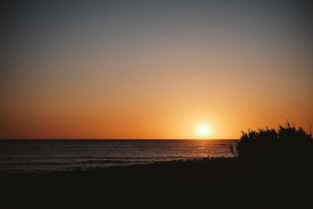 Foto uma bela foto de um pôr-do-sol colorido numa praia em portugal