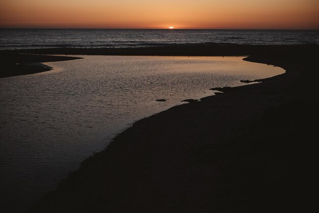 Uma bela foto de uma praia no pôr-do-sol dourado