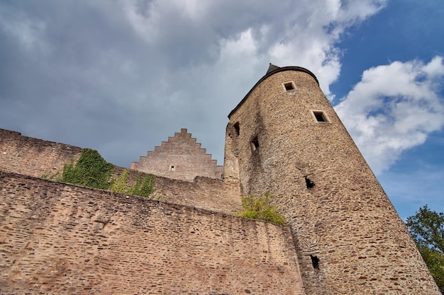 Uma bela foto do castelo de Bourscheid, Luxemburgo