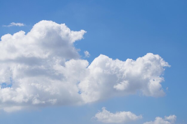 Uma bela foto do céu azul e das nuvens brancas.