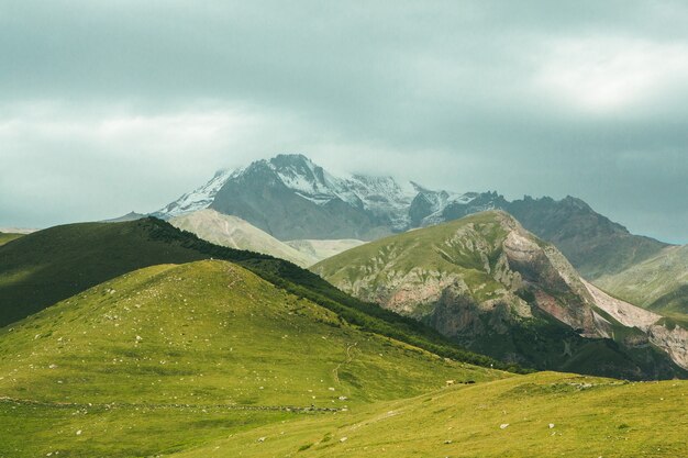 Uma bela fotografia de paisagem com as montanhas do Cáucaso na Geórgia