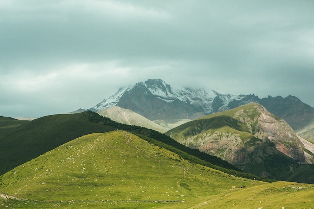 Uma bela fotografia de paisagem com as montanhas do Cáucaso na Geórgia
