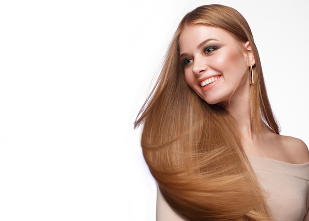 Uma bela garota loira com um cabelo perfeitamente liso