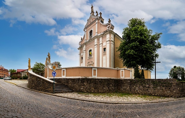 Foto uma bela igreja católica em kamianetspodilskyi