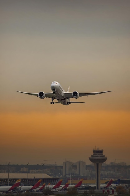 Uma bela imagem de um avião de passageiros a decolar do aeroporto