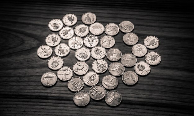 Foto uma bela imagem monocromática de moedas em uma mesa de madeira