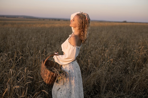 Uma bela jovem a passear por um campo de verão.