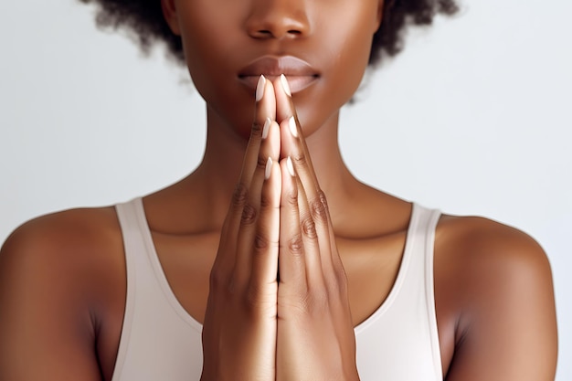 Uma bela jovem afro-americana a meditar.