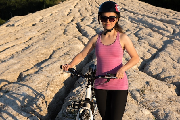 Uma bela jovem anda de bicicleta no dia da natureza