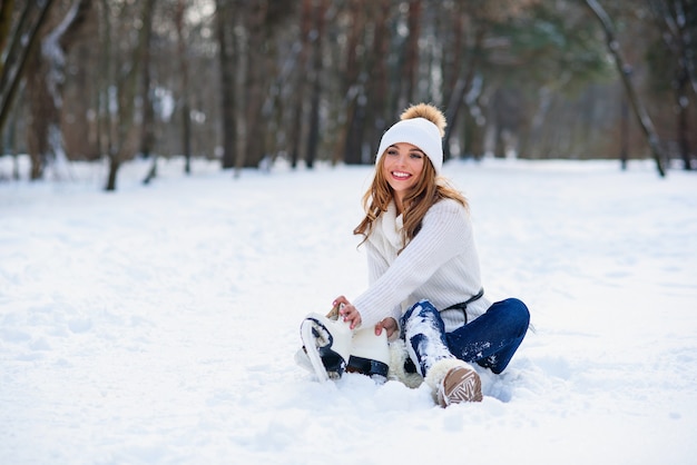 Uma bela jovem em um parque de neve no inverno