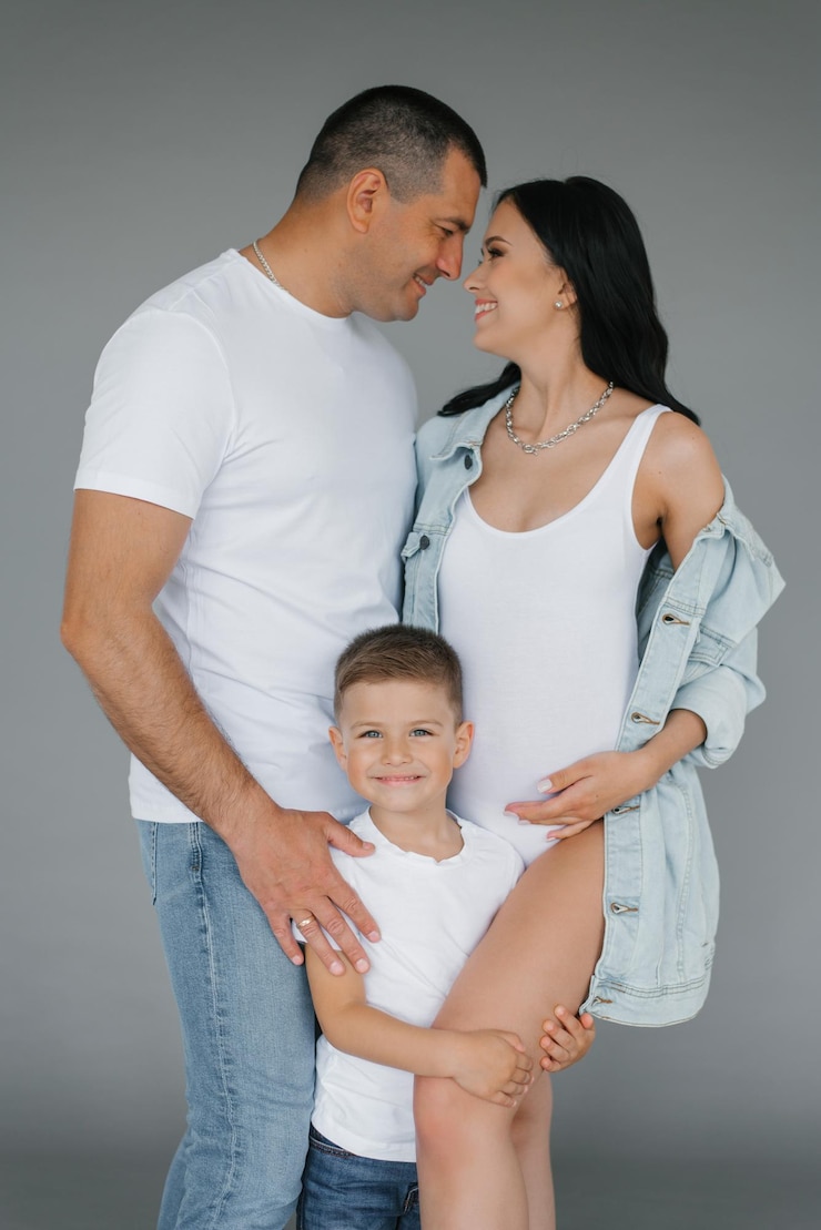 Foto uma bela jovem família amigável está esperando por um novo membro da família